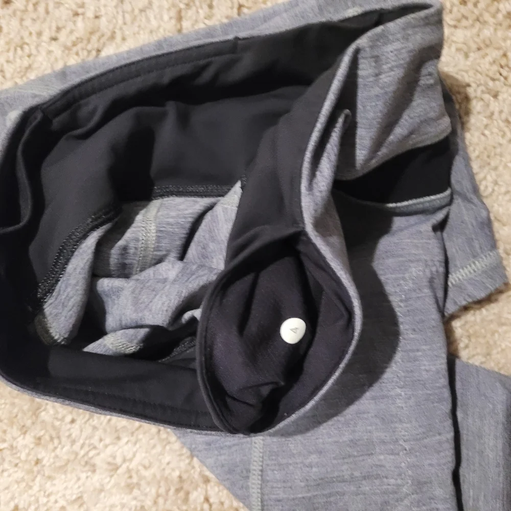 Lululemon Inspire Tight‎ II Heathered  Gray Black Crop Leggings Size 4 Zippers